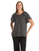 Blusa de crepe con estampado geométrico en blanco y negro, cuello redondo elastizado con frunces y mangas cortas amplias.