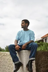 Remera blanca de manga corta con estampado de un vaso con llamas.