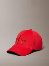 Gorra de béisbol roja con visera curva y cierre ajustable en la parte trasera. Presenta el logo de Calvin Klein bordado en relieve en el panel frontal.