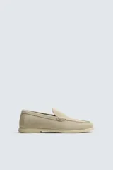 Mocasín casual de hombre fabricado en piel con acabado de serraje, diseño de corte liso con detalle de bordón y suela fina a tono.