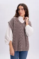 Camisa blanca de manga larga abullonada estilo globo, con cuello camisero, cierre frontal parcial de botones y diseño holgado.