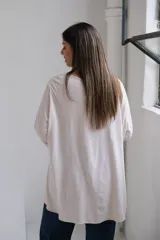 Remera de algodón de corte oversize, con cuello redondo y mangas largas con terminación de dobladillo ancho.