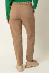 Pantalón de corte recto y tiro alto, color fucsia, con cintura elástica en la parte posterior, bolsillos laterales y cierre frontal.