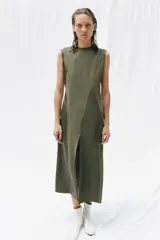 Vestido largo sin mangas de la línea ZW Collection, en color verde militar, con cuello redondo y diseño asimétrico con paneles combinados. Cuenta con una abertura frontal y cierre posterior con cremallera oculta.