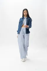 Pantalón pijama de algodón a rayas verticales, corte ancho y seis bolsillos.