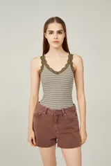 Musculosa a rayas horizontales color blanco y marrón, con escote en V y detalles de encaje color verde oliva en el escote y sisas.