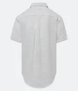 Camisa de manga corta blanca con textura de rayas, cuello inglés y abotonadura frontal.