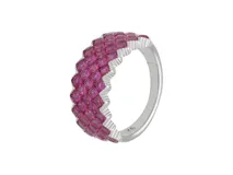 Anillo de plata 925 con circonias fucsia dispuestas en forma de panal de abeja.