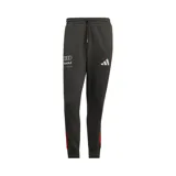 Pantalon de jogging adidas color negro, con cintura elástica y cordón ajustable. Presenta el logo de Audi F1 Team en la pierna derecha y el logo de adidas en la izquierda, con franjas laterales en color rojo.