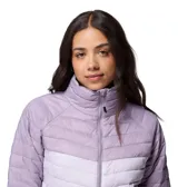 Campera puffer de mujer con diseño bicolor en tonos lila, cierre frontal completo, cuello alto y bolsillos laterales con cierre. Cuenta con tecnología resistente a la humedad y aislamiento térmico ligero.
