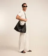 Remera de manga corta color beige, con cuello redondo y tejido texturizado acanalado.