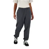Pantalón de jogging gris oscuro de felpa francesa, corte holgado, cintura alta con elástico y cordón ajustable, bolsillos laterales y logo bordado en la pierna izquierda.