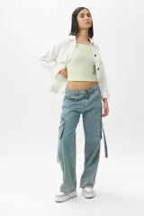 Top ajustado al cuerpo con estampado a cuadros blancos y negros, breteles finos y ribete negro en escote y sisas.