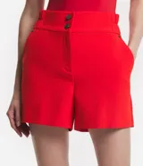 Bermuda roja de poliéster con cintura elástica, bolsillos laterales y cierre con cremallera y botones.