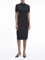 Vestido midi negro de lana merino, con cuello alto y mangas cortas.