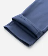 Pantalón deportivo de corte holgado, confeccionado en algodón con felpa, con cintura elástica y bolsillos laterales.