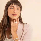 Anillo de diseño ancho con banda central satinada en plata 925 y bordes en oro, con acabado texturizado.