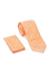 Corbata rosa con diseño floral y pañuelo de bolsillo a juego.