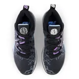 Championes de básquet New Balance modelo TWO WXY v3, con capellada negra con estampado abstracto en azul y violeta, logo "N" blanco en el lateral, entresuela gris con detalles en celeste y suela negra.