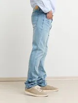 Pantalón de jean de corte recto, color azul.