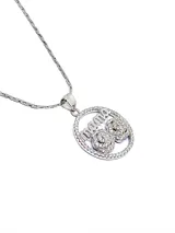 Collar plateado con dije circular con la palabra "mamá" y dos rosas con circonitas.