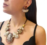 Aros colgantes con forma geométrica, hechos de resina brillante color marrón y blanco. Cierre con perno de acero hipoalergénico.