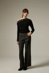 Pantalon de corte recto y tiro medio, confeccionado en algodon con estampado animal print en tonos oscuros.