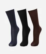 Pack de tres pares de medias sociales lisas, de caña alta, confeccionadas en poliamida. Incluye un par azul marino, un par negro y un par marrón oscuro.