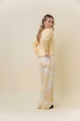 Pantalón de jean de pierna ancha y tiro medio-alto, con estampado suave en tonos amarillos y blancos.