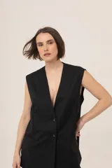 Chaleco marrón con rayas verticales rosas, de corte sastrero y sin mangas.