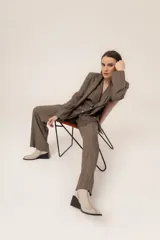 Pantalón de vestir de corte recto, confeccionado en lana, con diseño de rayas verticales finas y bolsillos laterales.