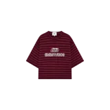 Remera de punto bordó con rayas horizontales oscuras, mangas cortas amplias y cuello redondo. Presenta el logotipo y la inscripción de la marca "EMESTUDIOS" bordados en el frente en color blanco.