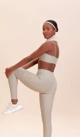 Top deportivo azul con textura, tirantes finos y espalda deportiva.