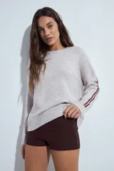 Short de tiro medio con calce ajustado, diseño minimalista y versátil en color negro.