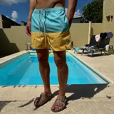 Short de baño negro con cintura elástica y cordón ajustable bicolor. Presenta un parche circular con logo en la parte inferior de la pierna.