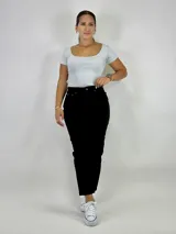 Pantalón de jean negro, corte mom, tiro alto y largo al tobillo.