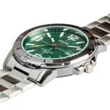 Reloj Casio plateado con esfera verde, caja de acero inoxidable de 45mm y pulsera de eslabones.