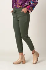 Pantalón negro de tela agamuzada, corte cigarette, con cintura elastizada ajustable con cordón y bolsillos laterales.