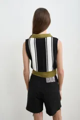 Chaleco tejido de algodón con diseño de rayas verticales blancas y negras, con cuello tipo polo, solapa y cintura ancha en color verde militar.