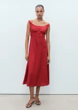 Vestido midi rojo de mezcla de lyocell y lino, con cuello barco, tirantes anchos, diseño evasé y cierre frontal de botones.