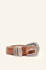 Cinto de cuero marrón de estética western, con costuras pespunteadas y herrajes metálicos plateados con diseño grabado en la hebilla y los pasacintos.