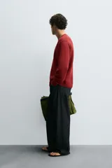 Jersey de hombre color borgoña, de corte holgado, tejido en hilatura con mezcla de algodón. Cuello redondo y manga larga. Acabados en rib.