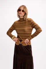 Remera de cuello alto y manga larga con diseño de rayas horizontales en tonos marrones y beige.
