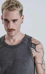 Musculosa básica de tela morley en color gris oscuro, con corte slim-fit y cuello redondo con acabado desgastado.