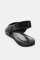 Zapato plano destalonado de piel con escote redondo, tira trasera elástica y punta cuadrada.