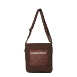 Bolso crossbody marrón de nylon resistente al agua, con diseño acolchado de rombos, bolsillo frontal con cierre y correa ajustable.
