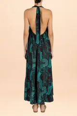 Vestido largo con escote halter y silueta de caída natural, confeccionado con un estampado de ondas orgánicas en tonos verde azulado y marrón.