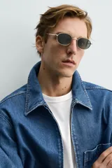 Cazadora de denim de algodón con cierre frontal de cremallera, cuello solapa y un bolsillo plastrón en el pecho. Presenta un diseño de corte regular con efecto lavado.