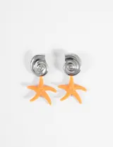 Caravanas con base metálica plateada en forma de espiral y dije colgante de estrella de mar en color naranja.