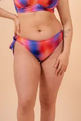 Bombacha de bikini tiro alto, con estampado multicolor y tiras regulables a los costados.